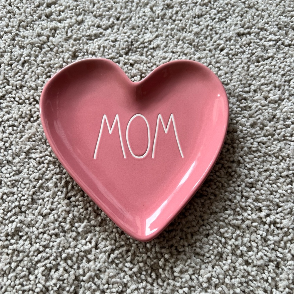 Rae Dunn Heart 'MOM' Plate
